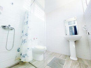 ดีลักซ์สตูดิโอ, ระเบียง, วิวรีสอร์ท | ห้องน้ำ