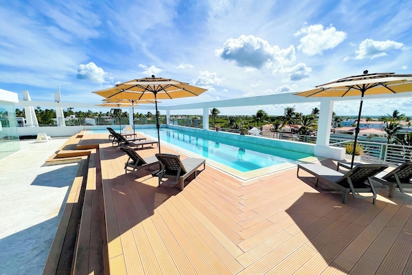 Outdoor pool, sun loungers