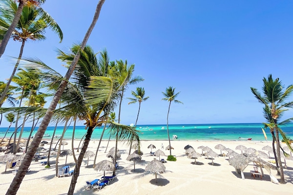 Sur la plage, sable blanc, massage sur la plage, 4 bars sur la plage