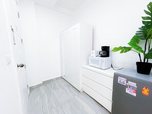 Deluxe Studio, 1 Queen Bed, Pool Access | Private kitchen