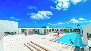 Estúdio luxo, sacada, vista para o resort | Piscina | Piscina externa, espreguiçadeiras