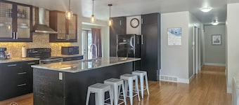 Fantastic Home Minutes from Downtown & Beaches