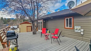 Outdoor dining - Fantastic Home Minutes from Downtown & Beaches (Invermere)