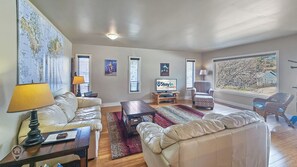Living area - Fantastic Home Minutes from Downtown & Beaches (Invermere)