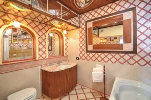 Ducha, secador de pelo, bidé y toallas