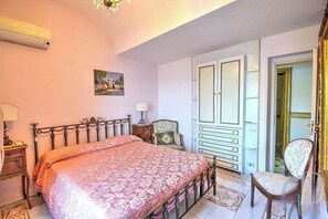 7 dormitorios, tabla de planchar con plancha, wifi y ropa de cama