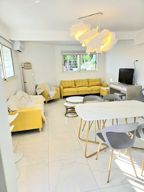 Smart TV - Souplex villa Nice Fabron exclusive pool sea view, 3 min beach, streetcar, shops (Nice)