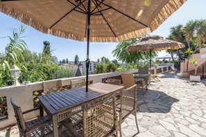 Outdoor dining - Souplex villa Nice Fabron exclusive pool sea view, 3 min beach, streetcar, shops (Nice)