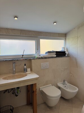 Douche, bidet, serviettes fournies, savon