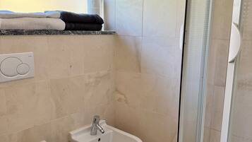 Dusche, Bidet, Handtücher, Seife
