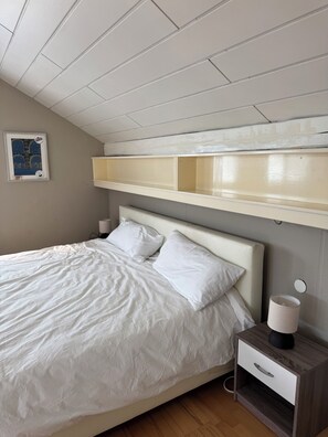 4 habitaciones, escritorio, tabla de planchar con plancha y wifi