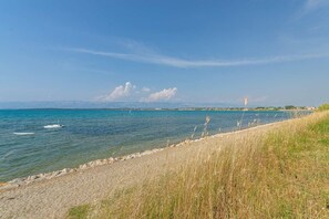 On the beach - Apartment LUNA : 1 st row to the sea in Nin with AC (Nin)