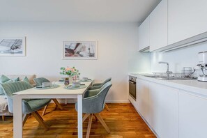 Dining - Apartment LUNA : 1 st row to the sea in Nin with AC (Nin)