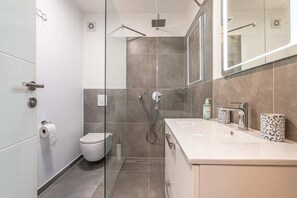 Shower, hair dryer, towels, soap - Apartment LUNA : 1 st row to the sea in Nin with AC (Nin)