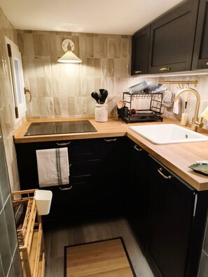 Deluxe Duplex, Multiple Beds, Garden Area | Private kitchen