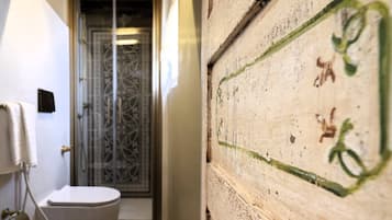 Appartement Duplex Deluxe, plusieurs lits, côté jardin | Salle de bain | Sèche-cheveux, serviettes fournies, savon, shampoing