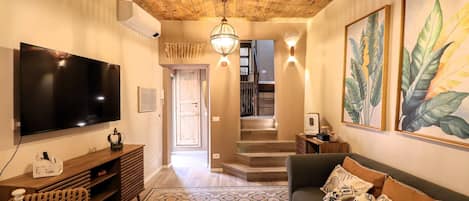 Deluxe Duplex, Multiple Beds, Garden Area | Living area