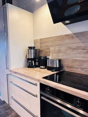 Fridge, oven, stovetop, dishwasher