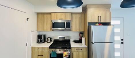 Refrigerador, microondas, horno y parrilla de estufa