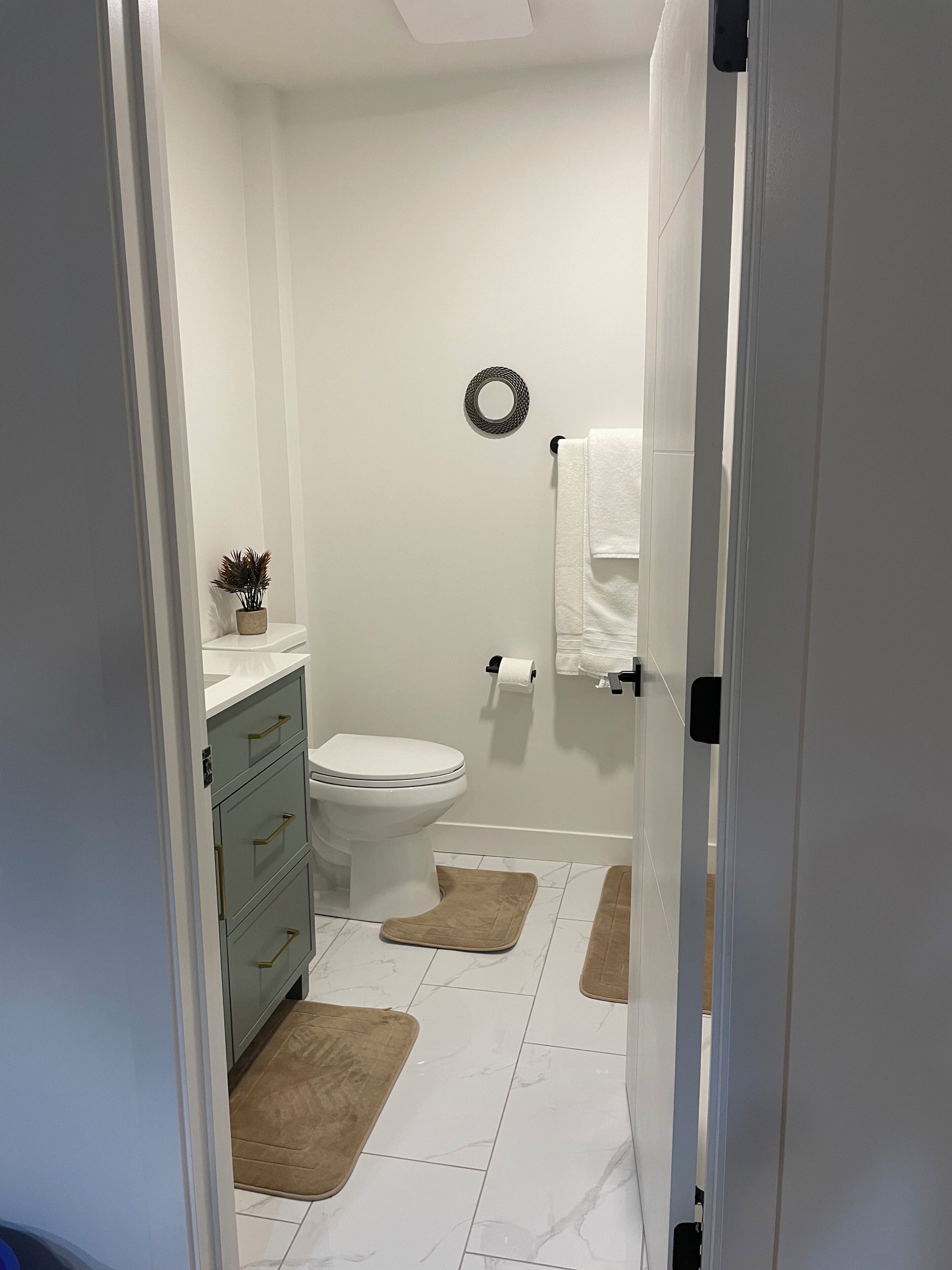Douche, serviettes fournies, savon, papier de toilette