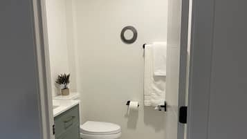 Douche, serviettes fournies, savon, papier de toilette