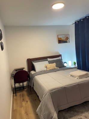 1 bedroom, iron/ironing board, free WiFi, bed sheets - Prime Location: 10 min drive to Downtown, 5 min drive to Commonwealth Stadium (Edmonton)