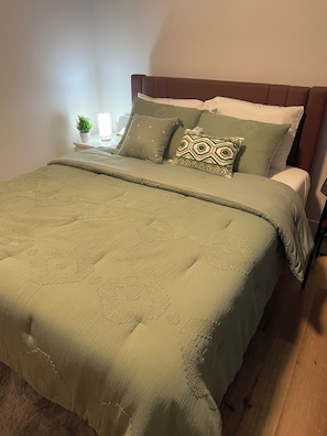1 bedroom, iron/ironing board, free WiFi, bed sheets - Prime Location: 10 min drive to Downtown, 5 min drive to Commonwealth Stadium (Edmonton)