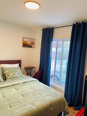 1 bedroom, iron/ironing board, free WiFi, bed sheets - Prime Location: 10 min drive to Downtown, 5 min drive to Commonwealth Stadium (Edmonton)