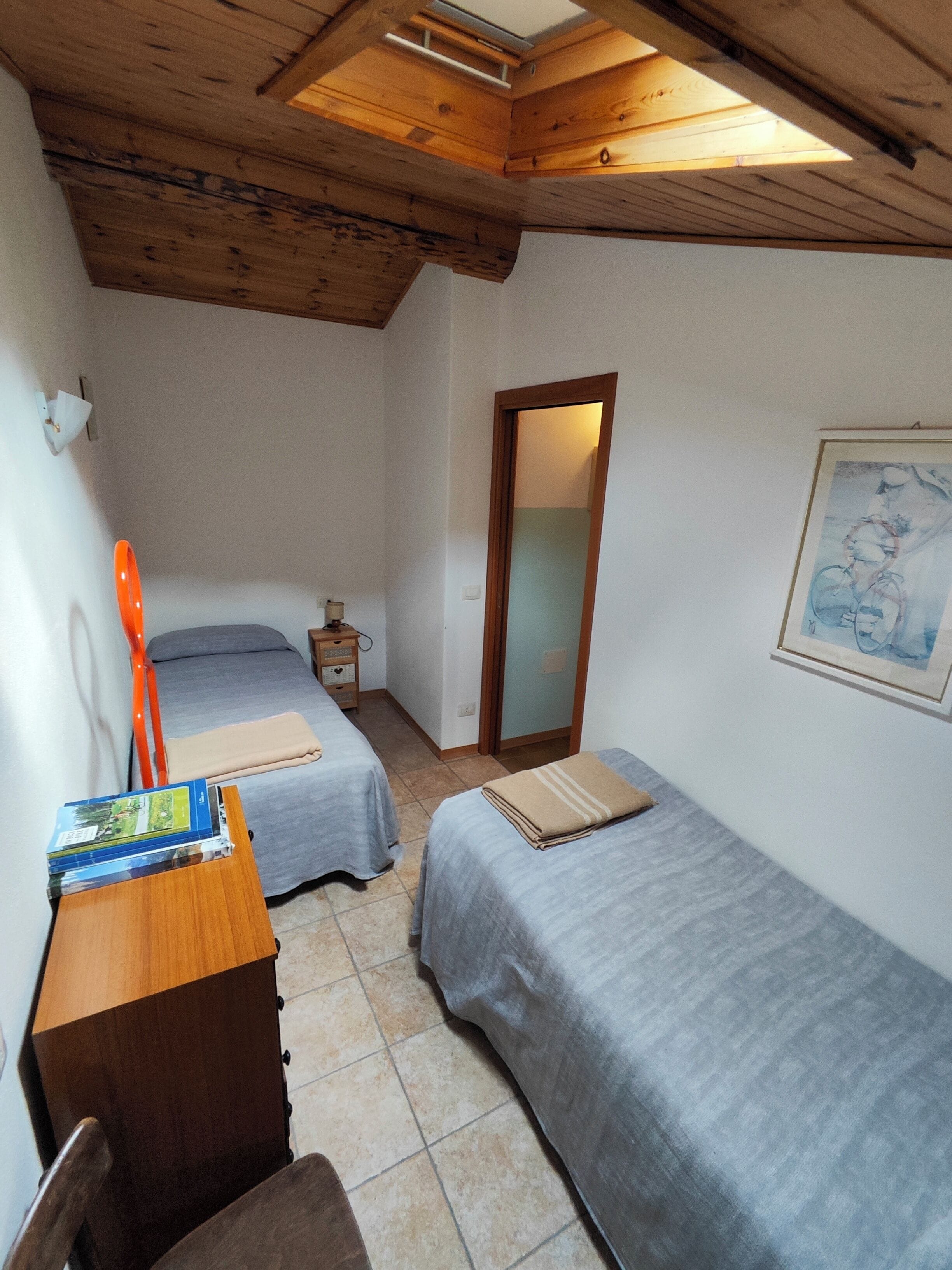Quadrupla familiare, balcone, vista montagna | Una scrivania, Wi-Fi gratuito