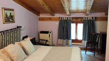 Quadrupla familiare, balcone, vista montagna | Una scrivania, Wi-Fi gratuito