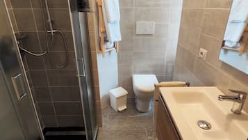 Camera Comfort con letto matrimoniale o 2 letti singoli, vista montagna | Bagno | Doccia, asciugacapelli, asciugamani, sapone