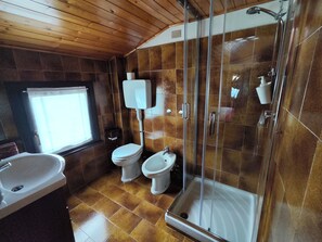 Comfort dubbelrum eller tvåbäddsrum - utsikt mot bergen | Badrum