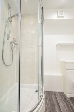 Hair dryer, towels, soap, toilet paper - Superb location, quiet town centre street, balcony (Shrewsbury)