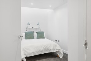 2 bedrooms, free WiFi, bed sheets - Superb location, quiet town centre street, balcony (Shrewsbury)