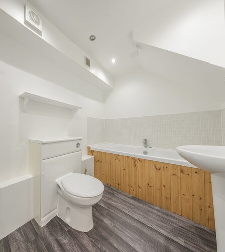 Superb location, quiet town centre street, balcony