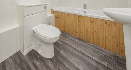 Superb location, quiet town centre street, balcony
