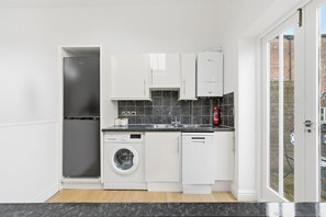 Private kitchen - Superb location, quiet town centre street, balcony (Shrewsbury)
