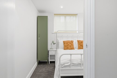 Superb location, quiet town centre street, balcony