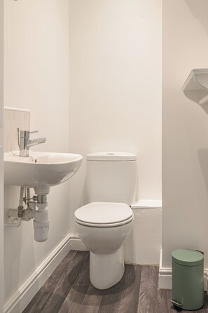 Hair dryer, towels, soap, toilet paper - Superb location, quiet town centre street, balcony (Shrewsbury)