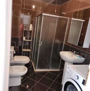 Assecador de cabells, bidet, tovalloles i sabó 