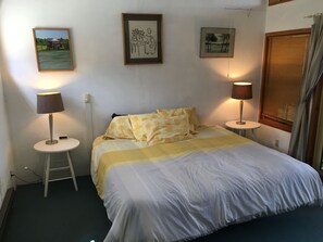 Room - Clean, Rustic  4-bedroom cabin nestled in the woods in Sackets Harbor (Sackets Harbor)