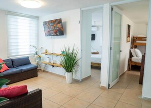 3 bedrooms, WiFi - Cozy Home with Pool, Minutes from Combate Beach (Boquerón)