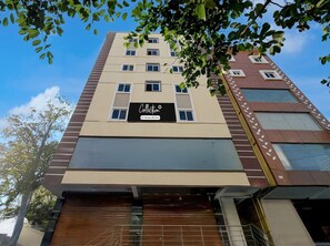 Un edificio a più piani con un cartello che riporta 'Collection Company-Serviced'.