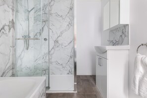 Haartrockner, Handtücher, Seife, Toilettenpapier