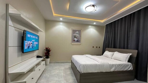 Deluxe Room, Balcony, City View | Peti besi dalam bilik, meja, ruang kerja komputer riba 
