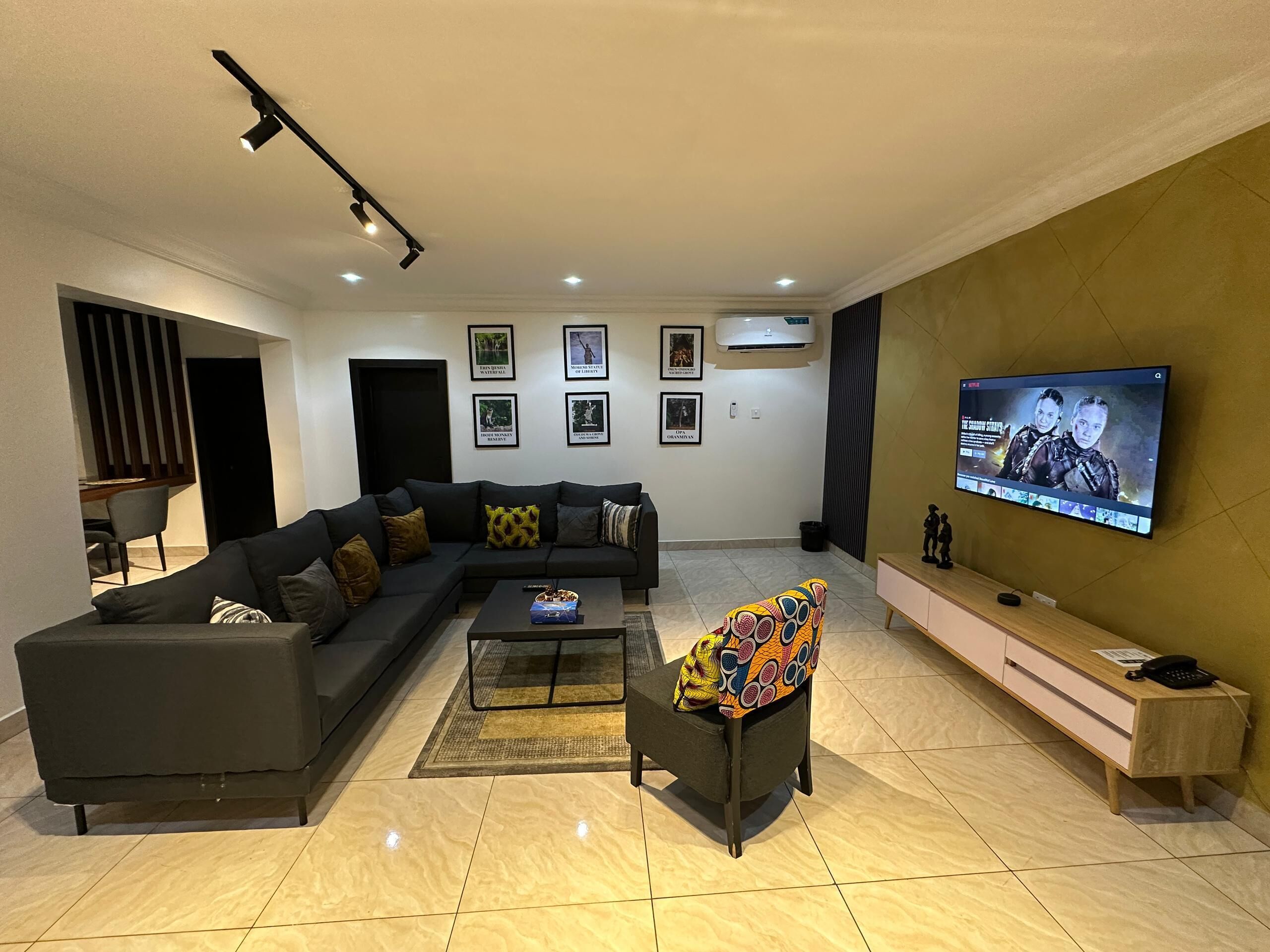 Deluxe Room, Balcony, City View | Living area