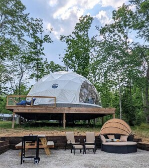 Outdoor dining - Award-Winning Dome On 18 Acres Near State Parks, Trails, and Waterfalls (Coalmont)