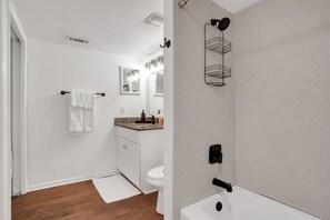 Hair dryer, towels - Rustic Style Apartment, Steps from Forsyth Park (Savannah)
