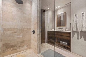 Shower, hair dryer, towels, shampoo - Uavi: Oceanfront Penthouse with Pool (Higuera Blanca)