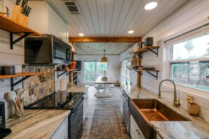 Fridge, microwave, oven, stovetop - 🌴☀️Private Pool | Backyard Oasis w/ Fireplace | Pet Friendly 🐾 Largo 802 (Pensacola Beach)